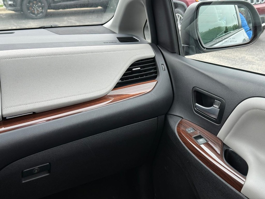 Toyota Sienna Vehicle Full-screen Gallery Image 12