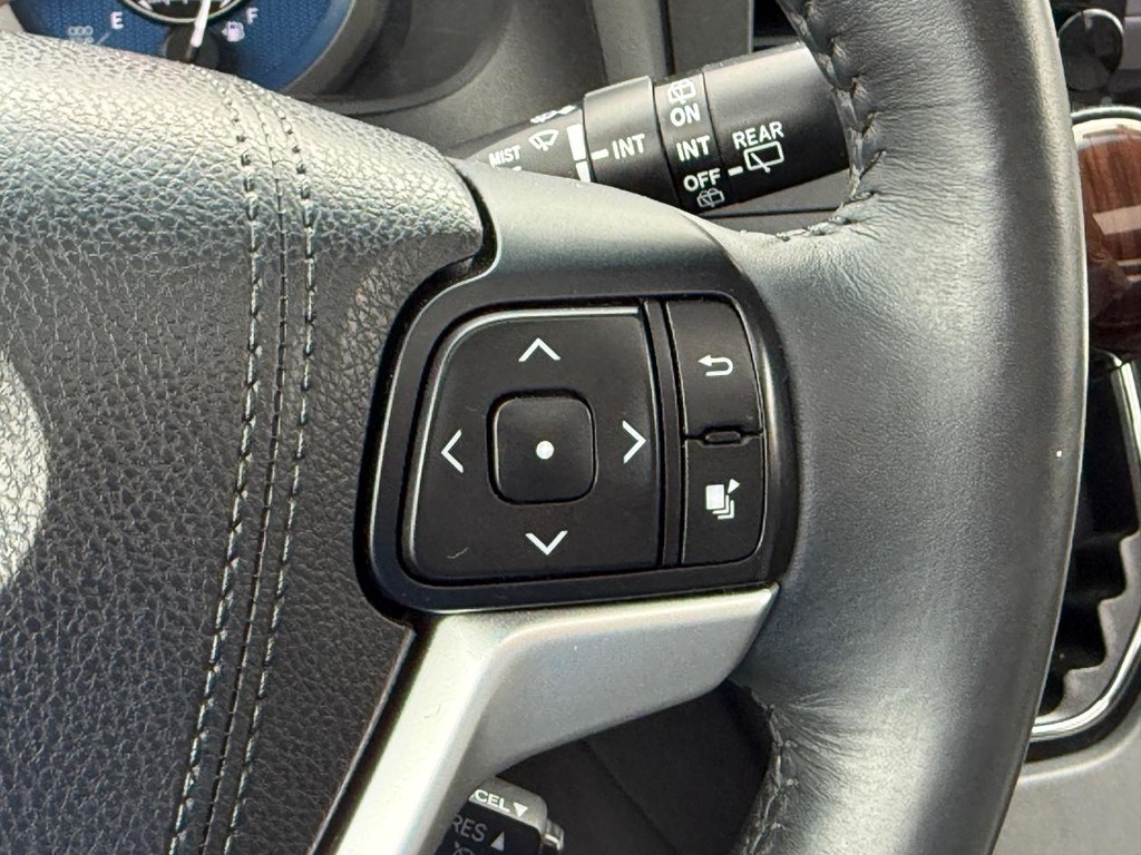 Toyota Sienna Vehicle Full-screen Gallery Image 15