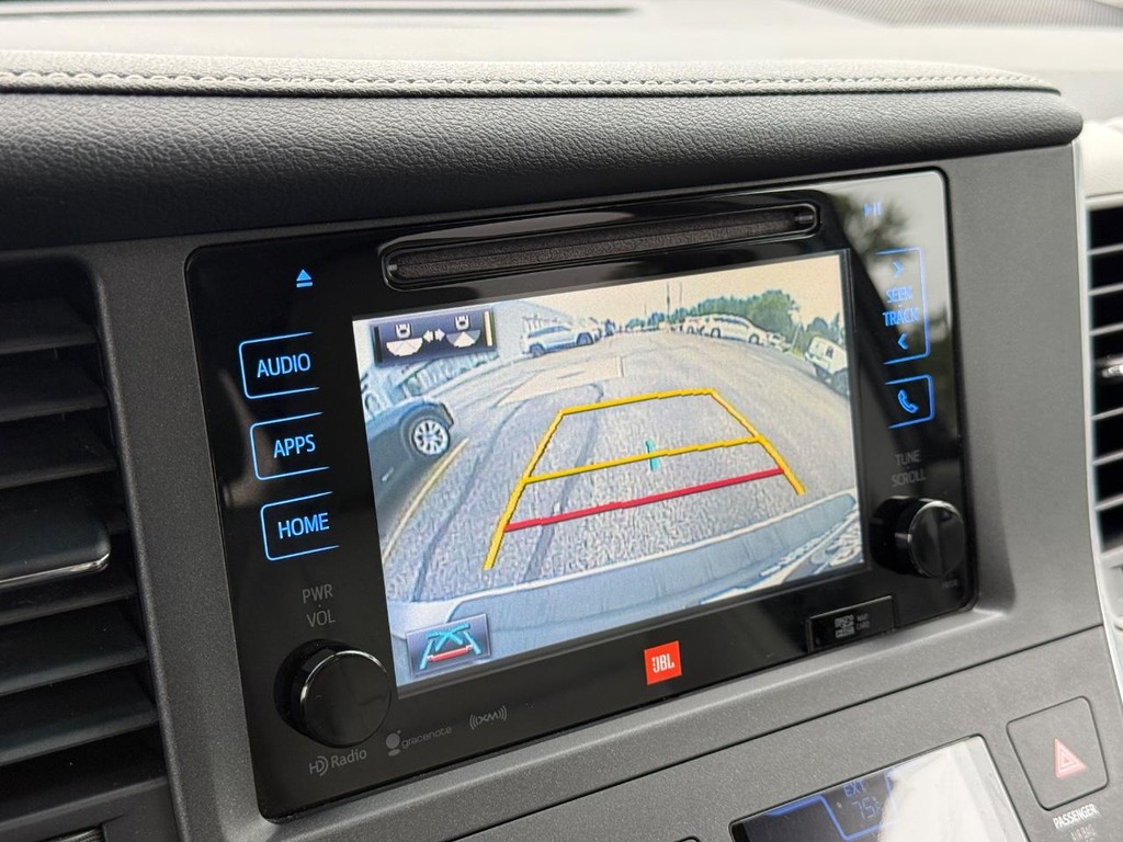 Toyota Sienna Vehicle Full-screen Gallery Image 17