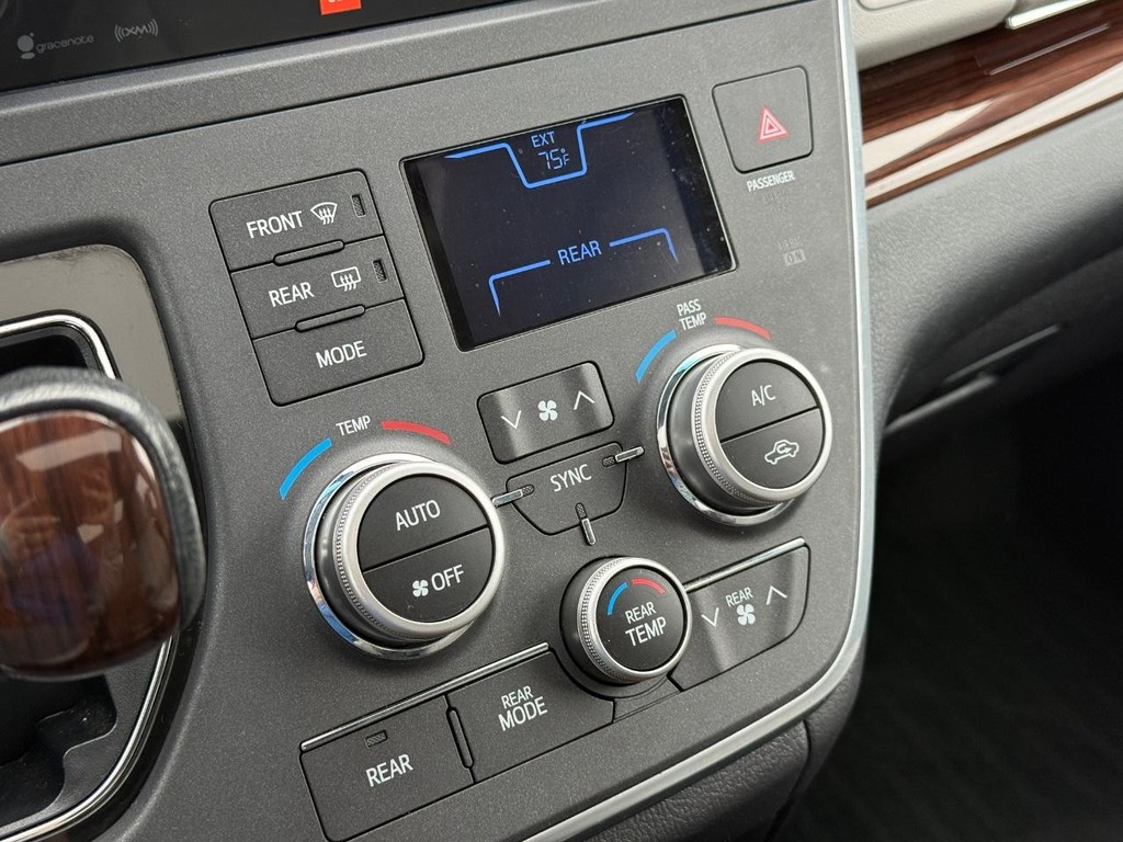 Toyota Sienna Vehicle Full-screen Gallery Image 18