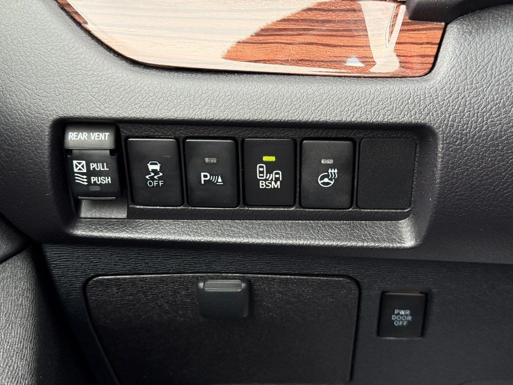 Toyota Sienna Vehicle Full-screen Gallery Image 20