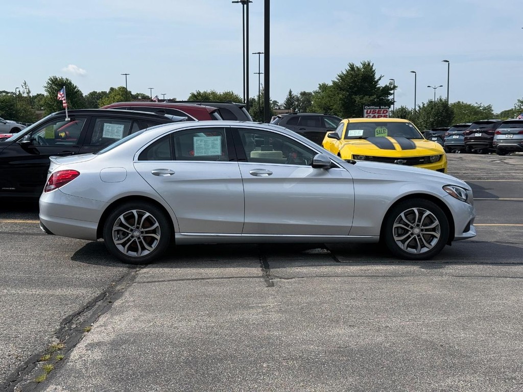 Mercedes-Benz C-Class Vehicle Full-screen Gallery Image 02