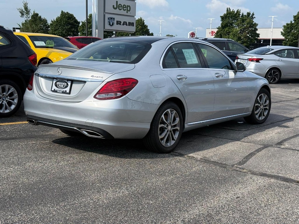 Mercedes-Benz C-Class Vehicle Full-screen Gallery Image 03