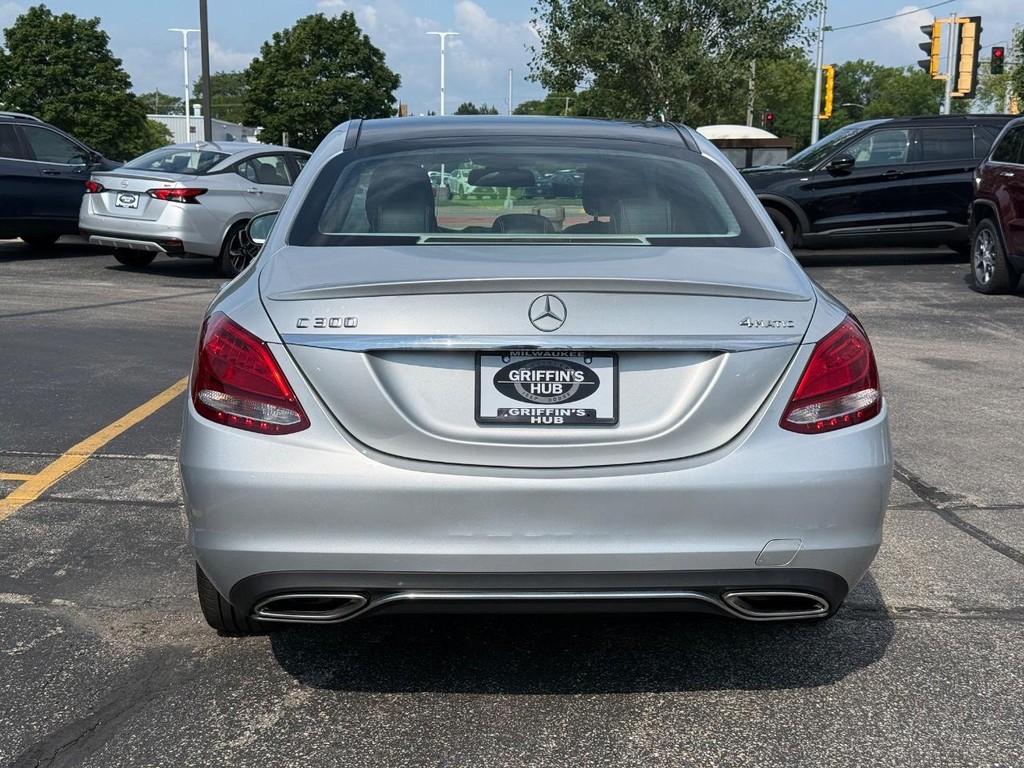 Mercedes-Benz C-Class Vehicle Full-screen Gallery Image 04