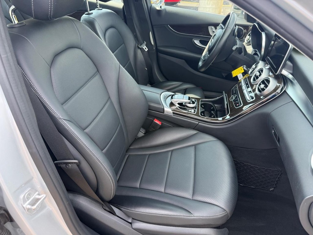 Mercedes-Benz C-Class Vehicle Full-screen Gallery Image 06
