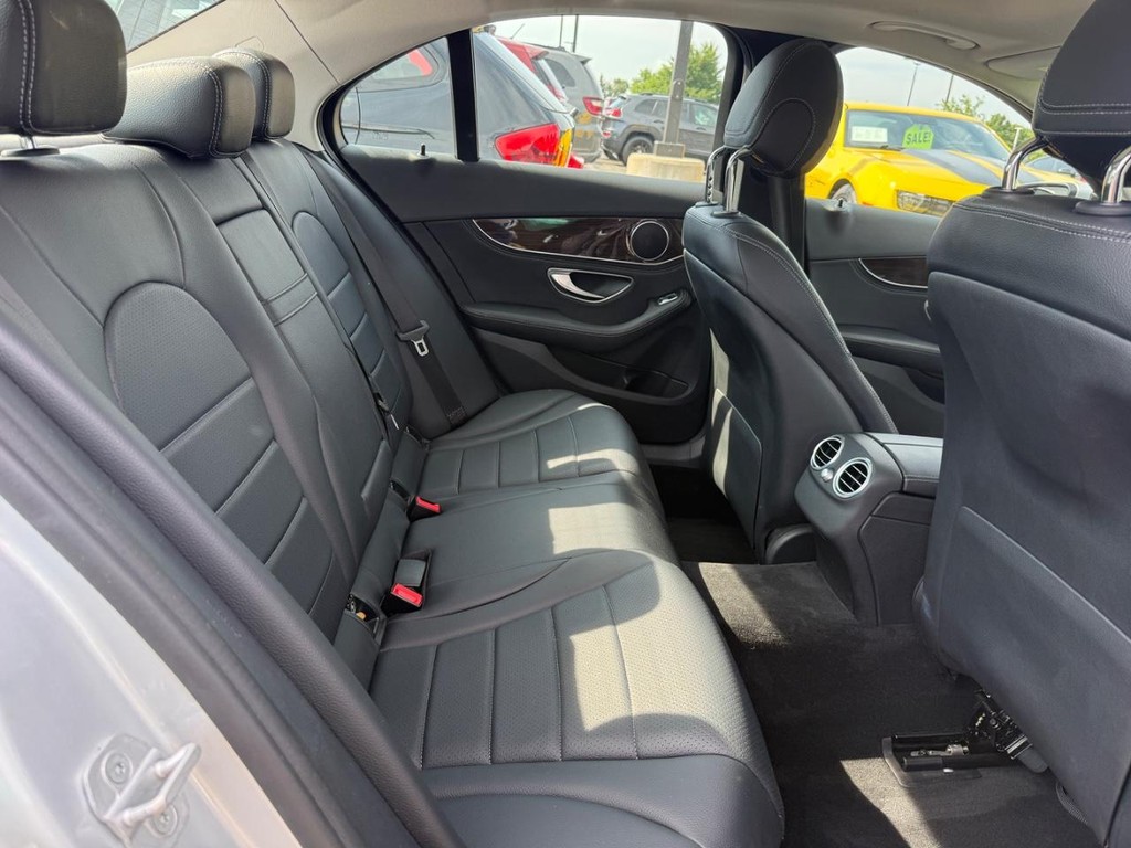 Mercedes-Benz C-Class Vehicle Full-screen Gallery Image 07