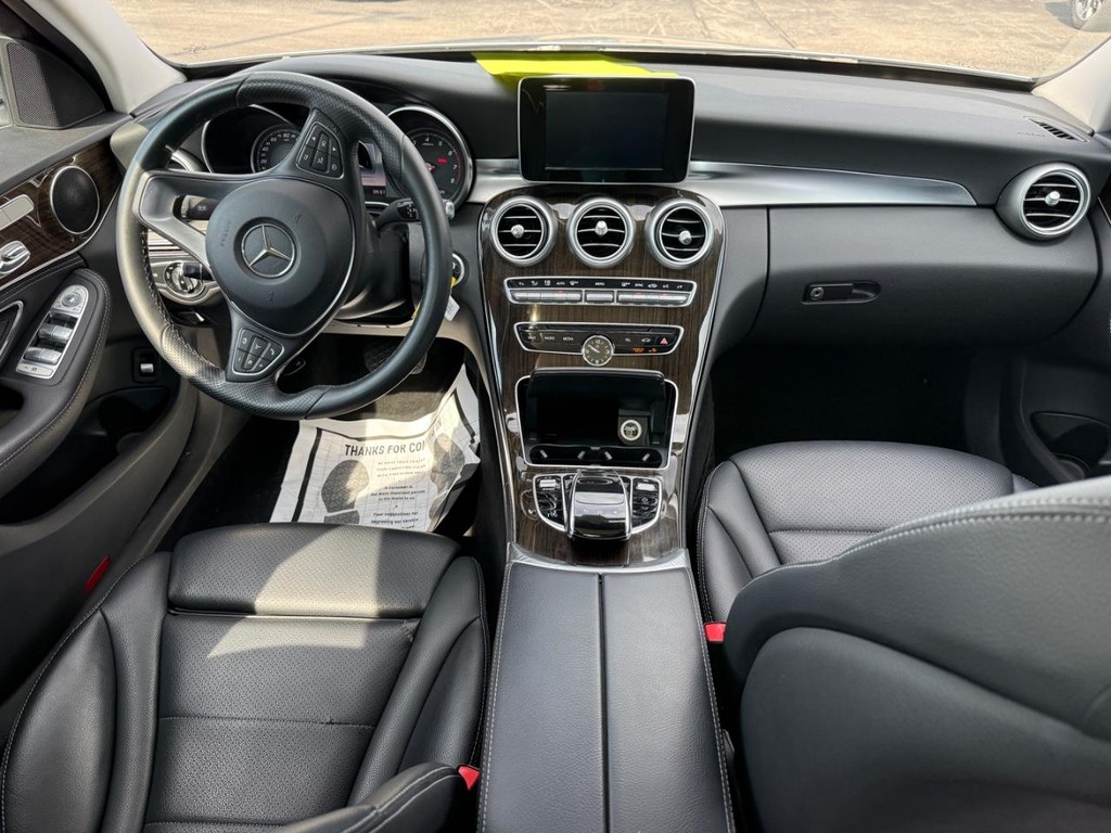 Mercedes-Benz C-Class Vehicle Full-screen Gallery Image 08