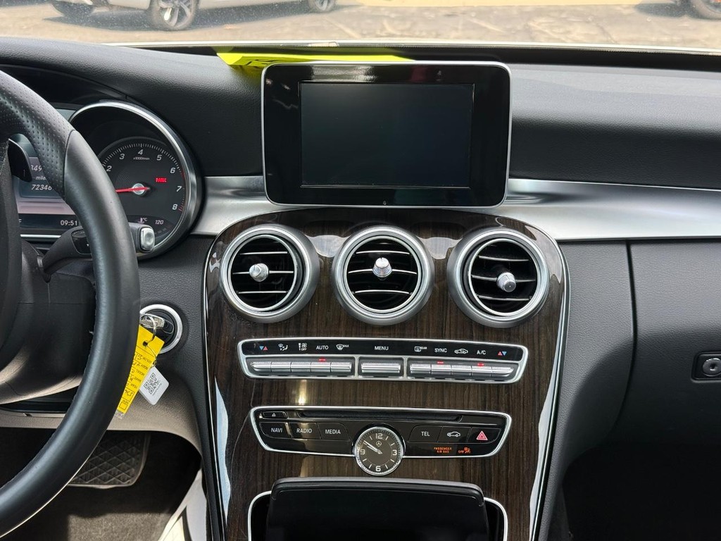 Mercedes-Benz C-Class Vehicle Full-screen Gallery Image 09