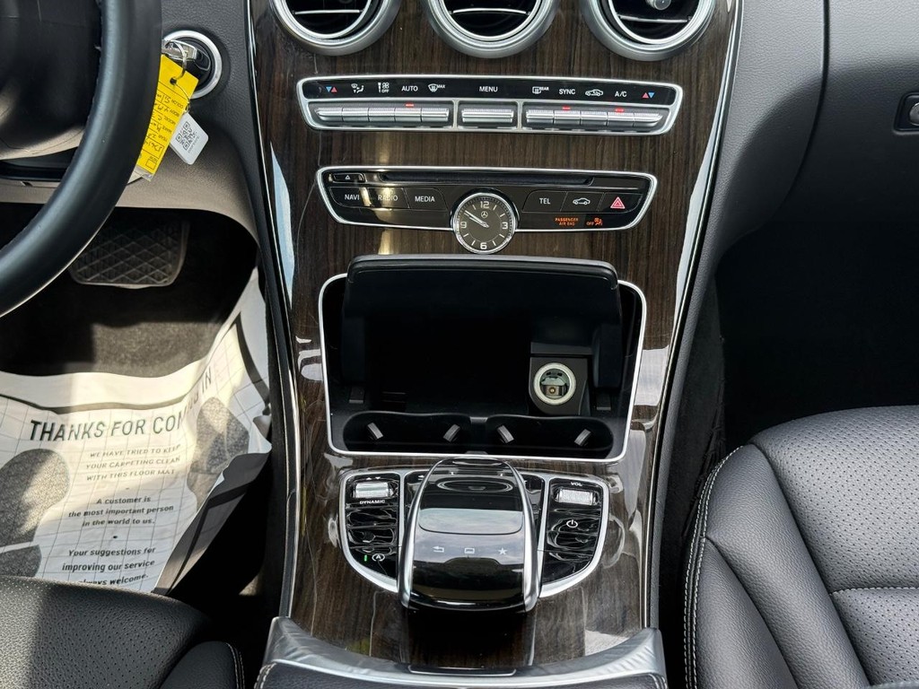 Mercedes-Benz C-Class Vehicle Full-screen Gallery Image 10