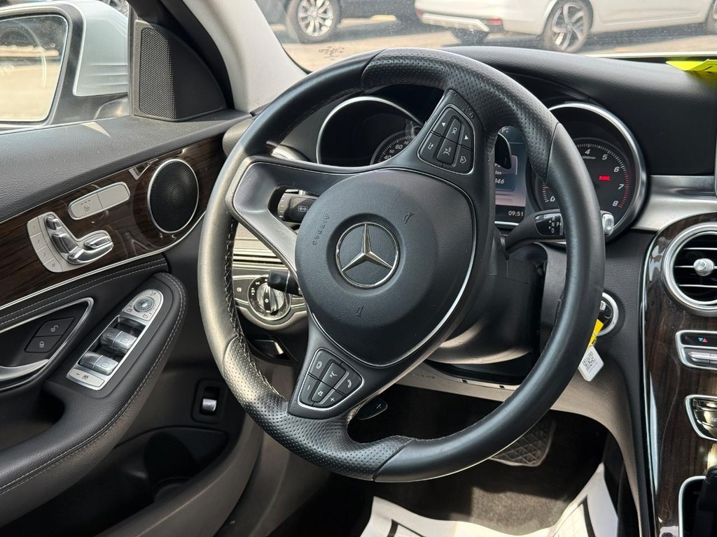Mercedes-Benz C-Class Vehicle Full-screen Gallery Image 11