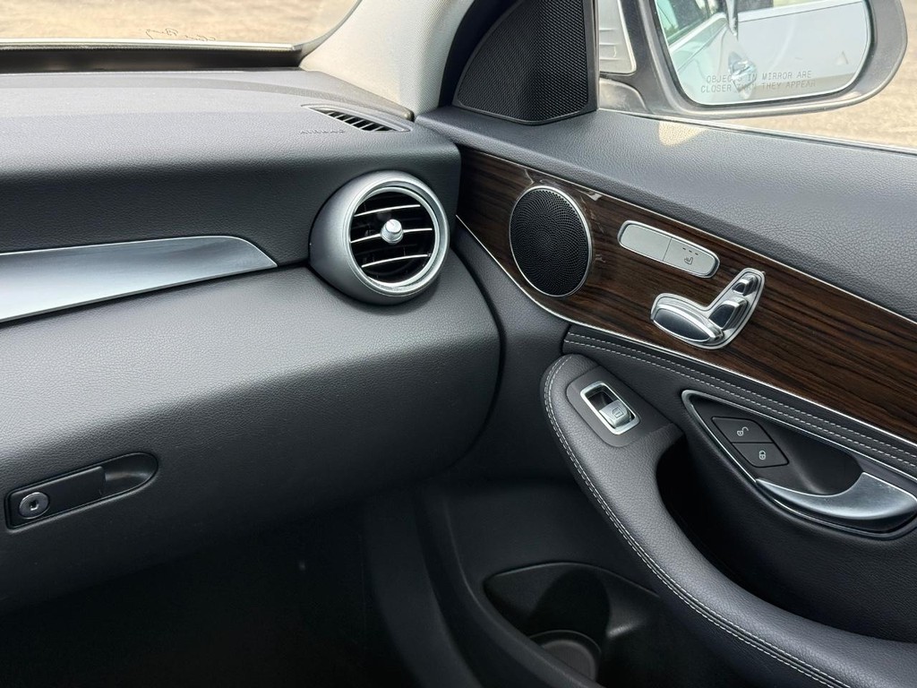 Mercedes-Benz C-Class Vehicle Full-screen Gallery Image 12