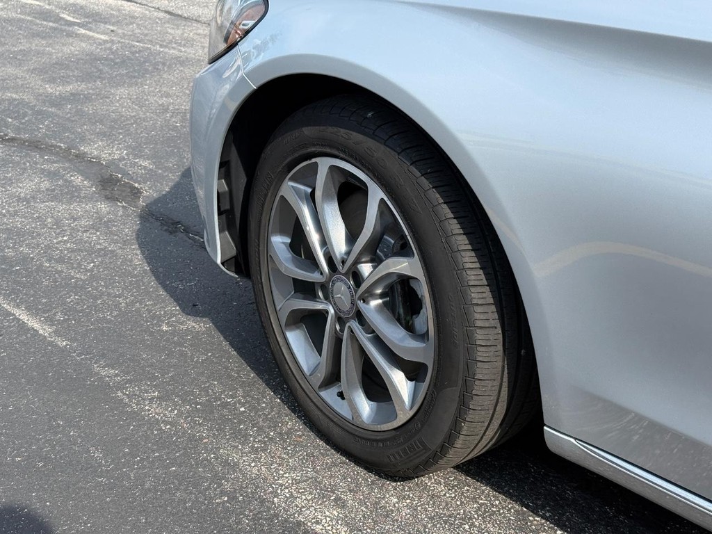 Mercedes-Benz C-Class Vehicle Full-screen Gallery Image 13