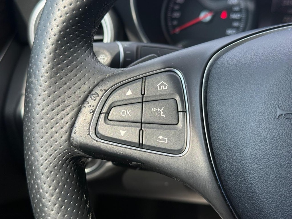 Mercedes-Benz C-Class Vehicle Full-screen Gallery Image 14