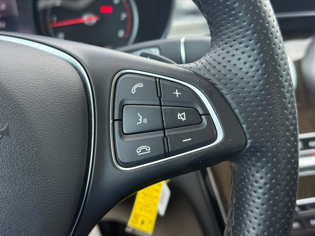 Mercedes-Benz C-Class Vehicle Full-screen Gallery Image 15