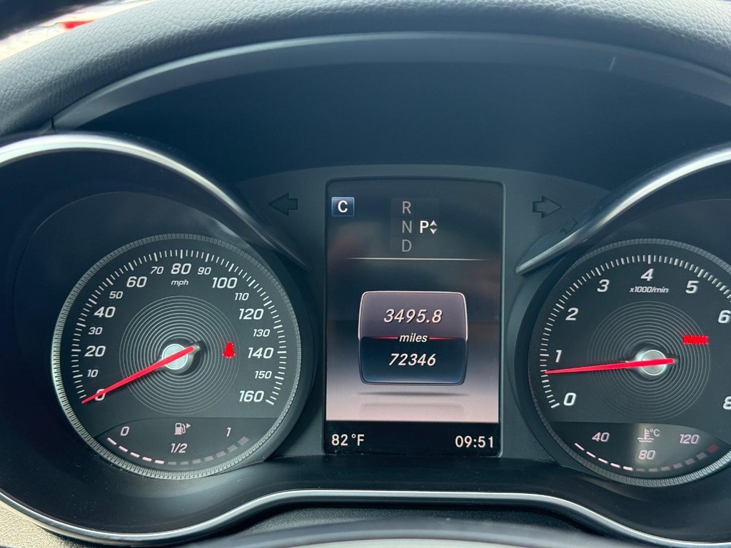 Mercedes-Benz C-Class Vehicle Full-screen Gallery Image 16