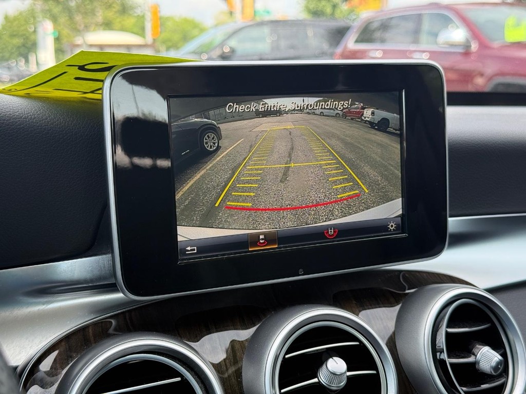 Mercedes-Benz C-Class Vehicle Full-screen Gallery Image 17