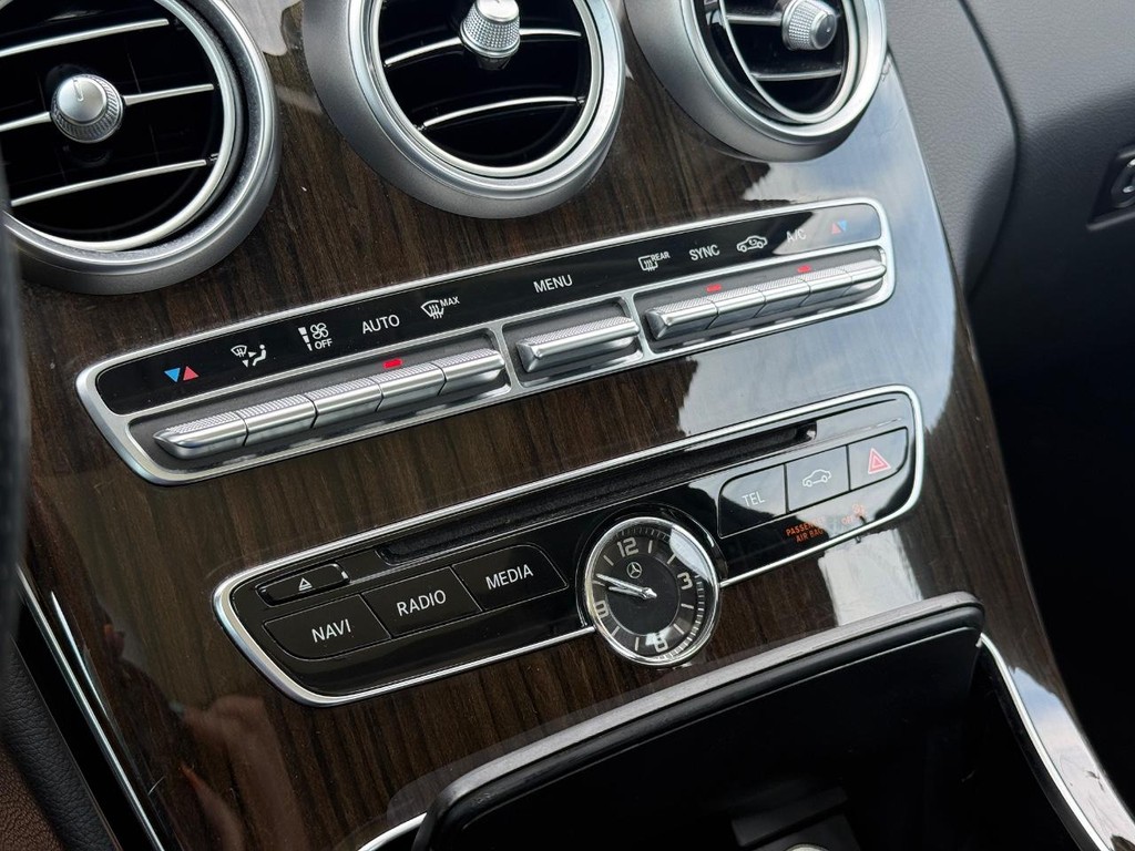 Mercedes-Benz C-Class Vehicle Full-screen Gallery Image 18