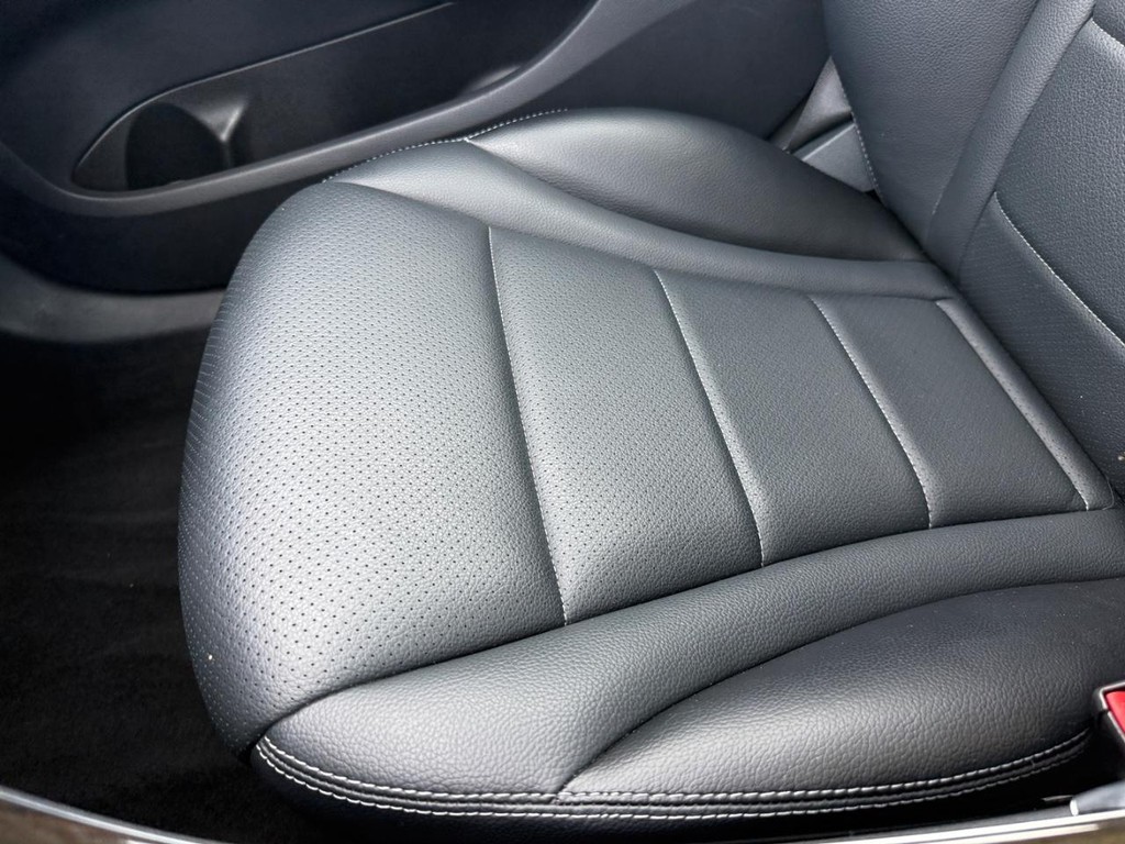 Mercedes-Benz C-Class Vehicle Full-screen Gallery Image 19