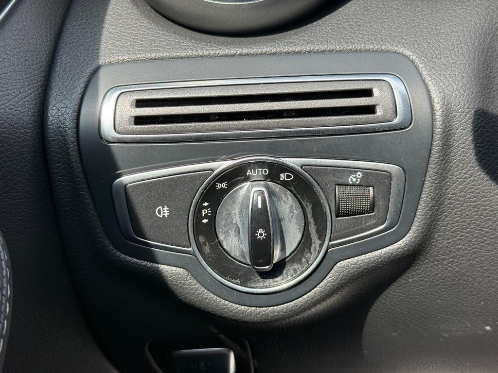 Mercedes-Benz C-Class Vehicle Full-screen Gallery Image 20