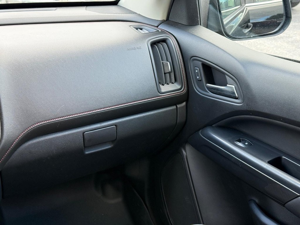GMC Canyon Vehicle Full-screen Gallery Image 12