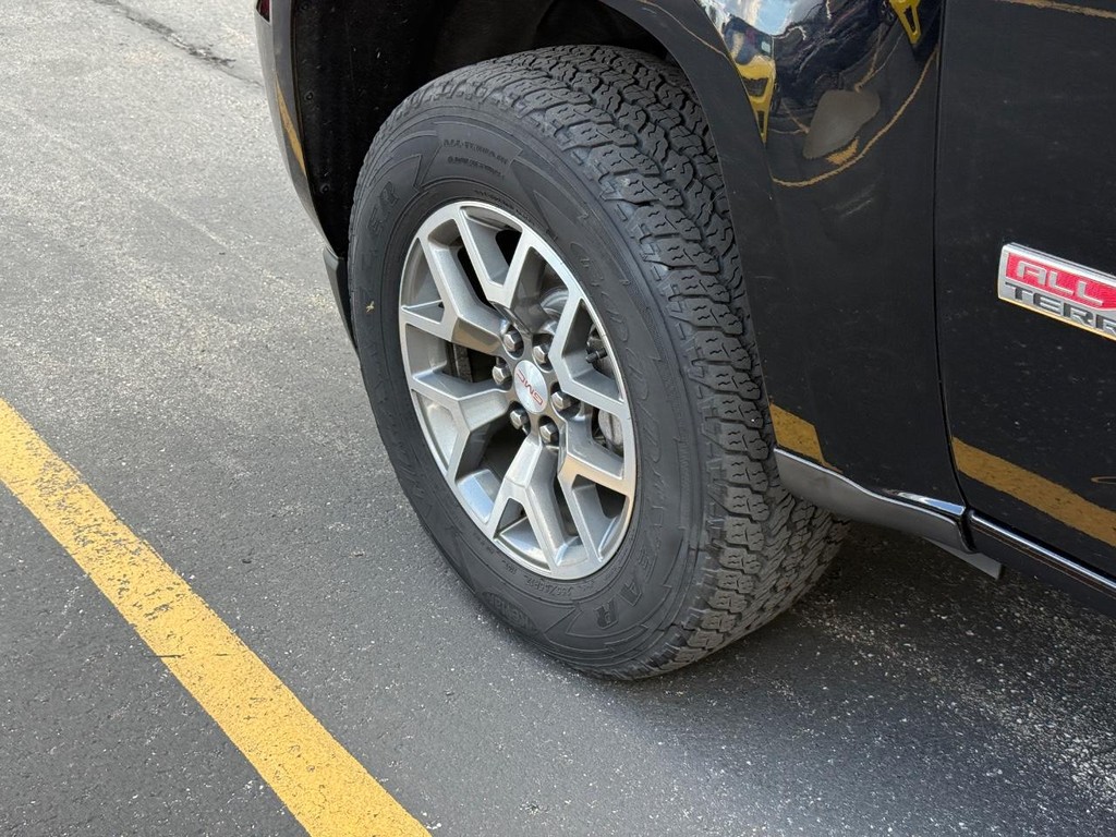 GMC Canyon Vehicle Full-screen Gallery Image 13