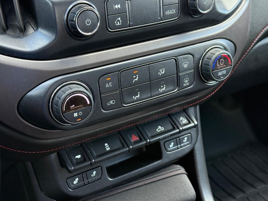 GMC Canyon Vehicle Full-screen Gallery Image 18