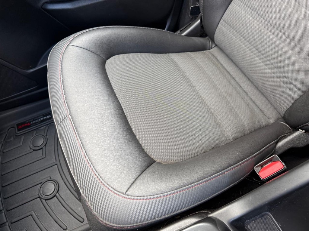 GMC Canyon Vehicle Full-screen Gallery Image 19