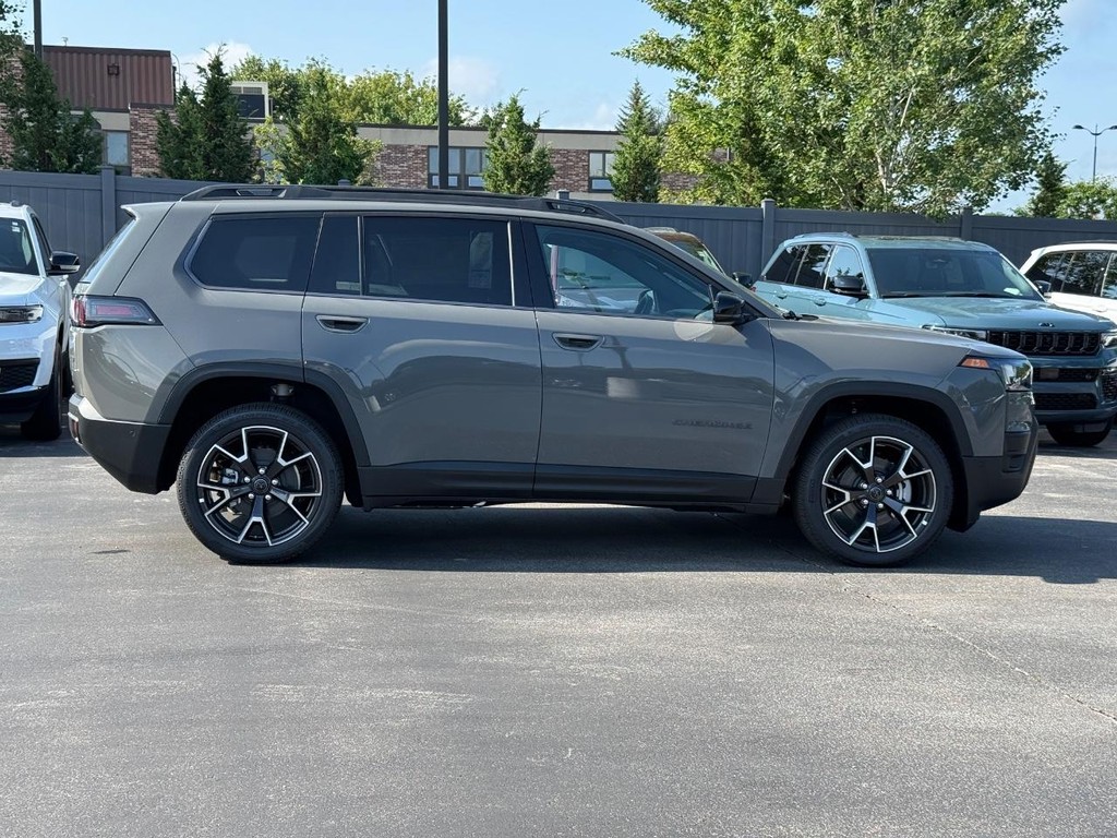 Jeep Cherokee Vehicle Full-screen Gallery Image 02