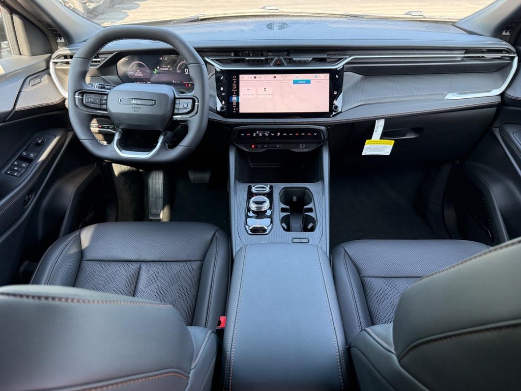 Jeep Cherokee Vehicle Full-screen Gallery Image 06
