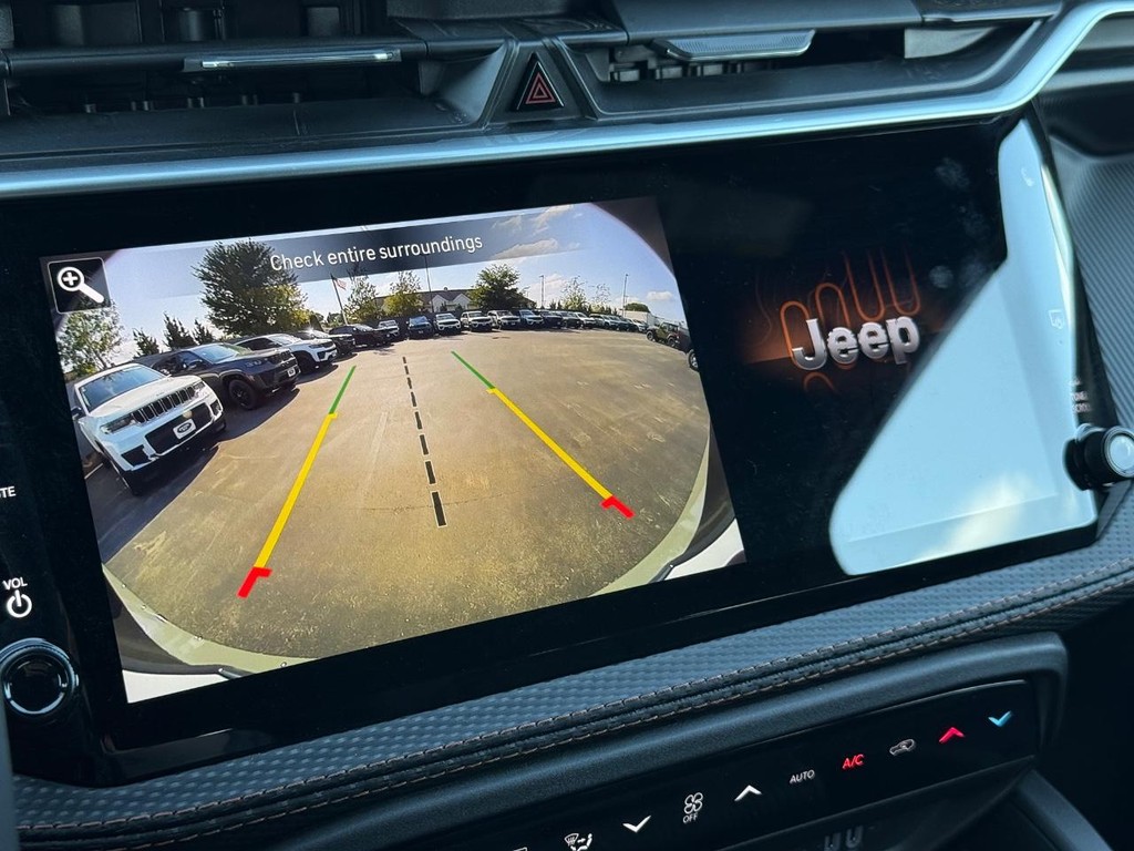 Jeep Cherokee Vehicle Full-screen Gallery Image 16