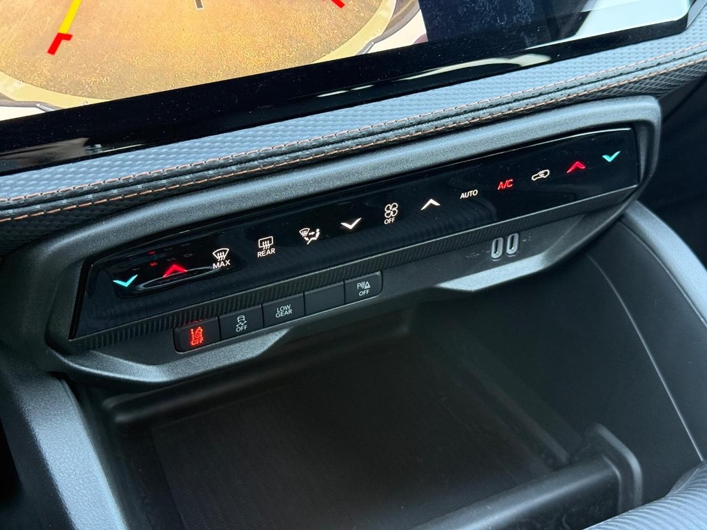 Jeep Cherokee Vehicle Full-screen Gallery Image 17