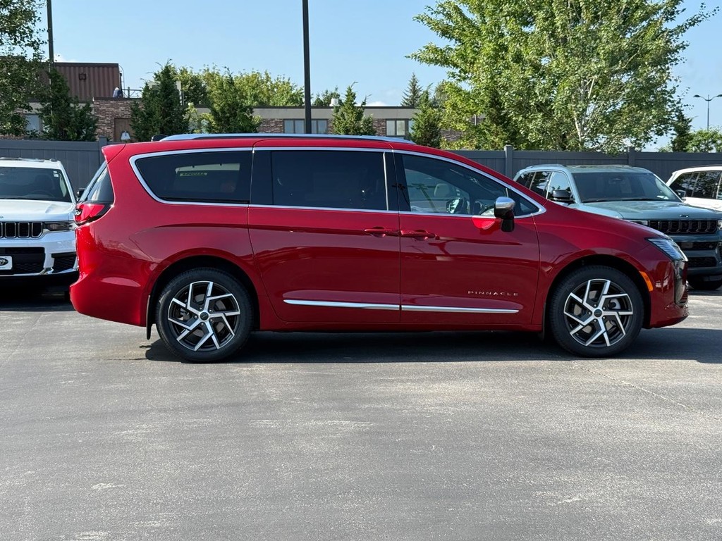 Chrysler Pacifica Vehicle Full-screen Gallery Image 02