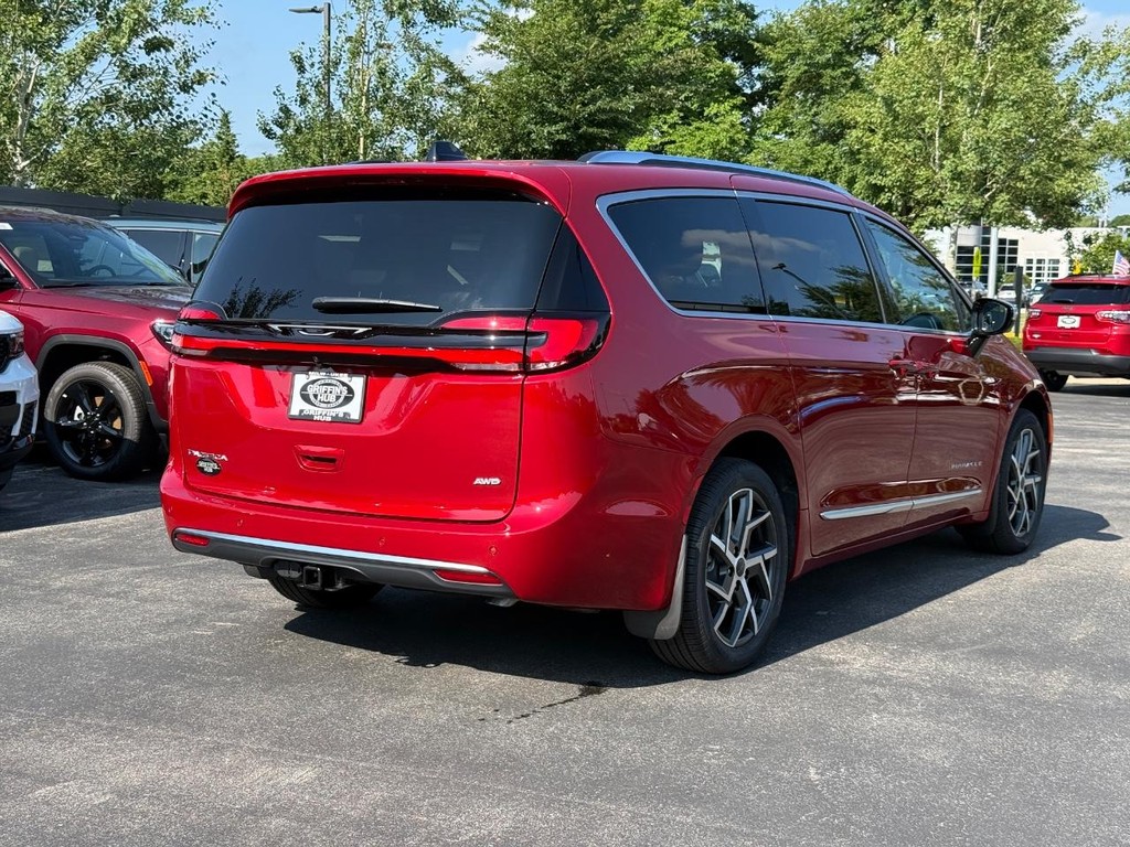 Chrysler Pacifica Vehicle Full-screen Gallery Image 03