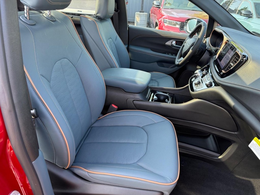 Chrysler Pacifica Vehicle Full-screen Gallery Image 05