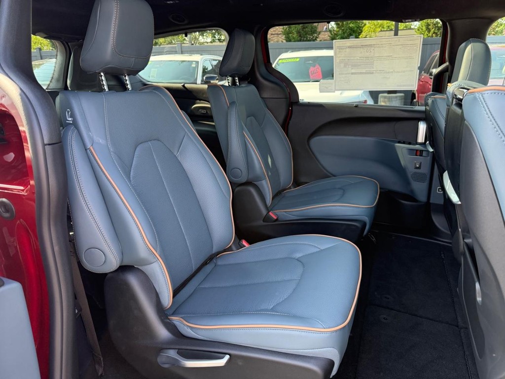 Chrysler Pacifica Vehicle Full-screen Gallery Image 06