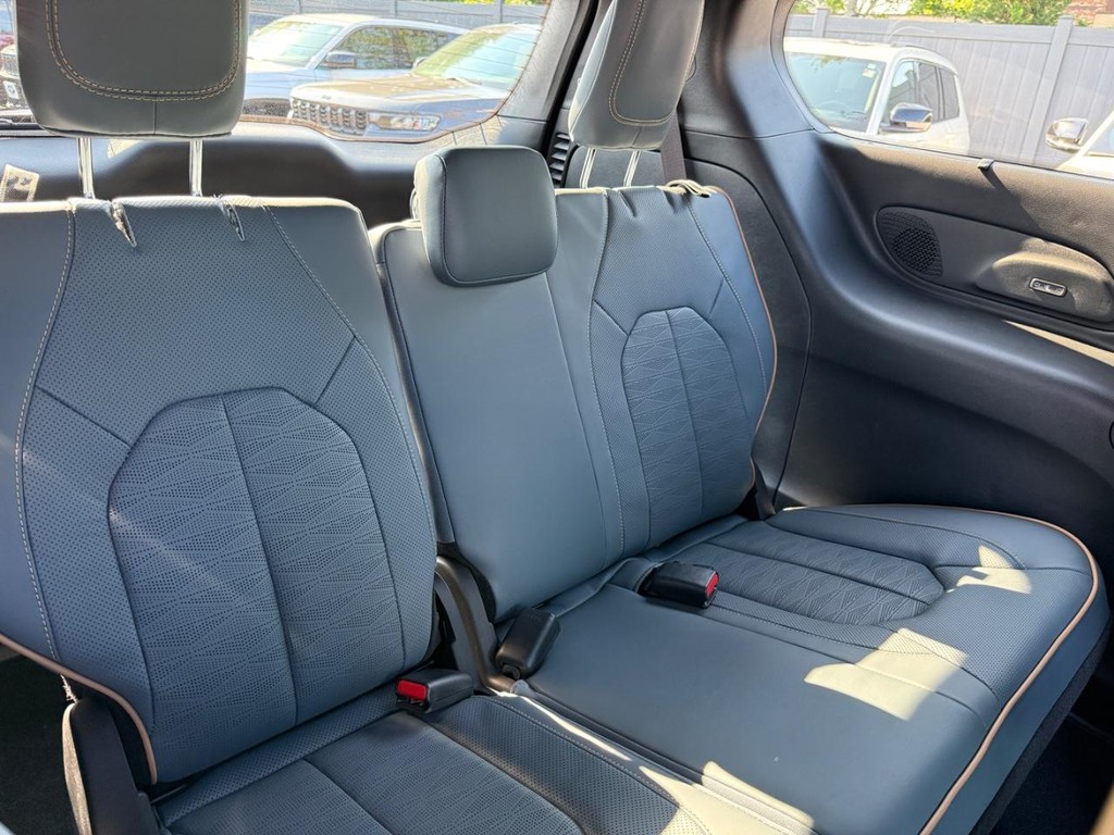 Chrysler Pacifica Vehicle Full-screen Gallery Image 07