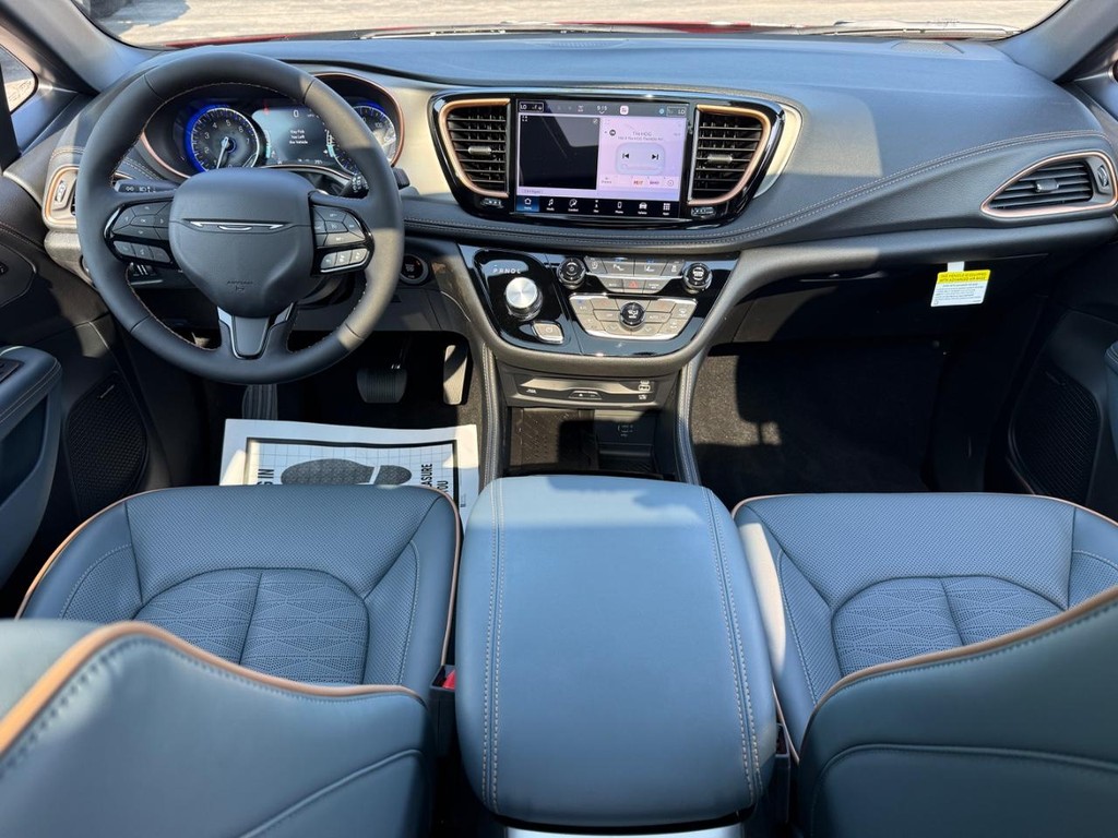 Chrysler Pacifica Vehicle Full-screen Gallery Image 08