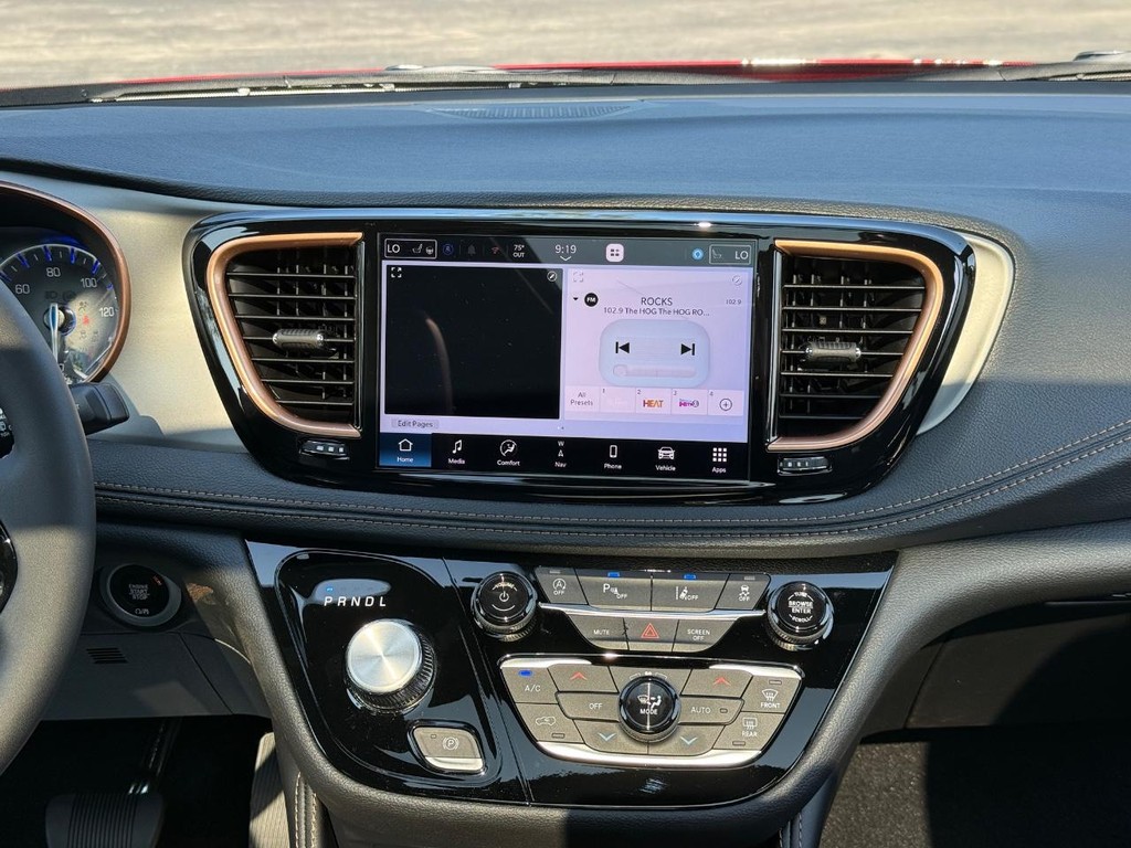 Chrysler Pacifica Vehicle Full-screen Gallery Image 09