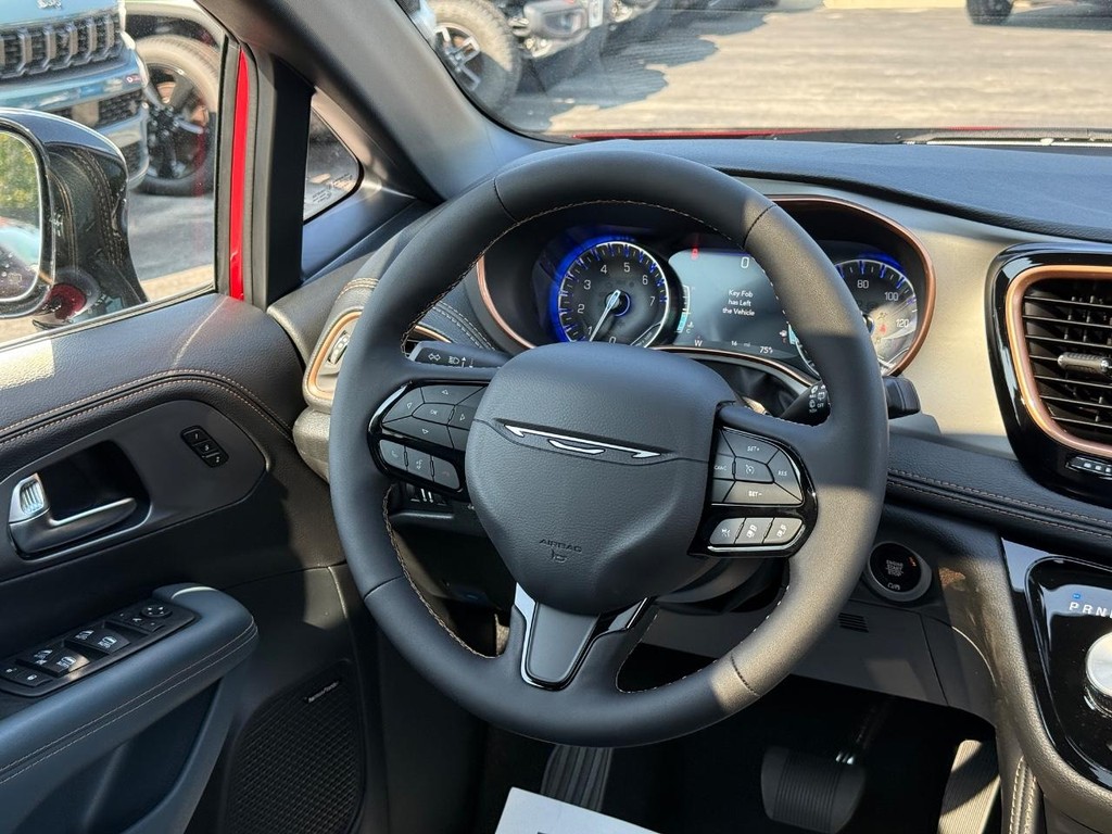 Chrysler Pacifica Vehicle Full-screen Gallery Image 11