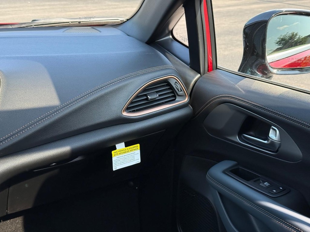 Chrysler Pacifica Vehicle Full-screen Gallery Image 12