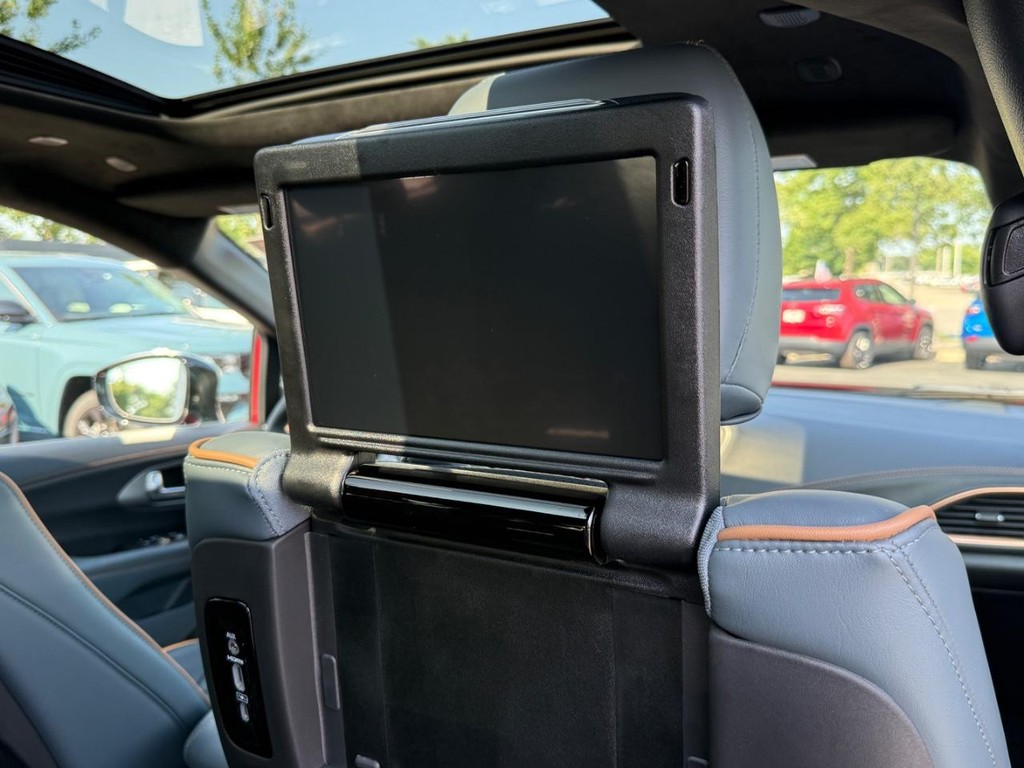 Chrysler Pacifica Vehicle Full-screen Gallery Image 13