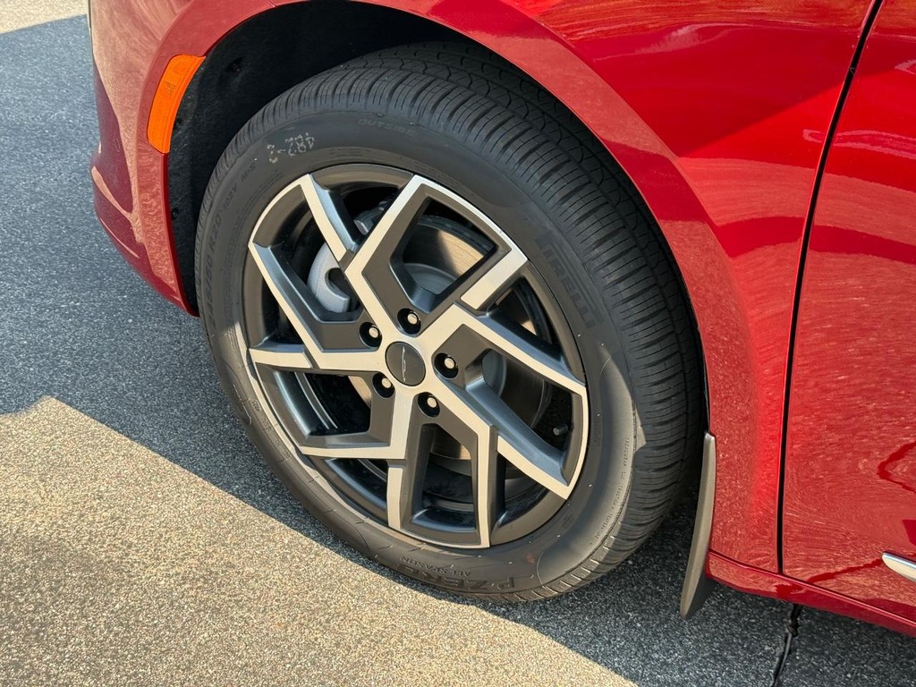Chrysler Pacifica Vehicle Full-screen Gallery Image 14