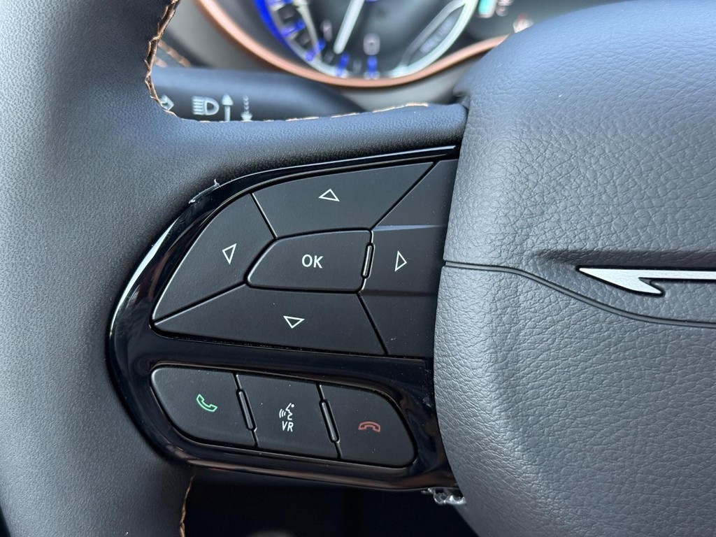 Chrysler Pacifica Vehicle Full-screen Gallery Image 15