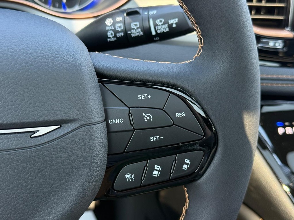 Chrysler Pacifica Vehicle Full-screen Gallery Image 16