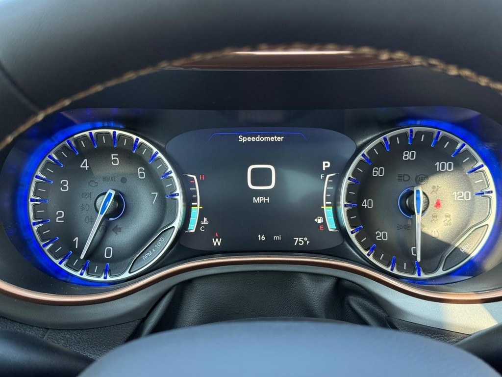 Chrysler Pacifica Vehicle Full-screen Gallery Image 17
