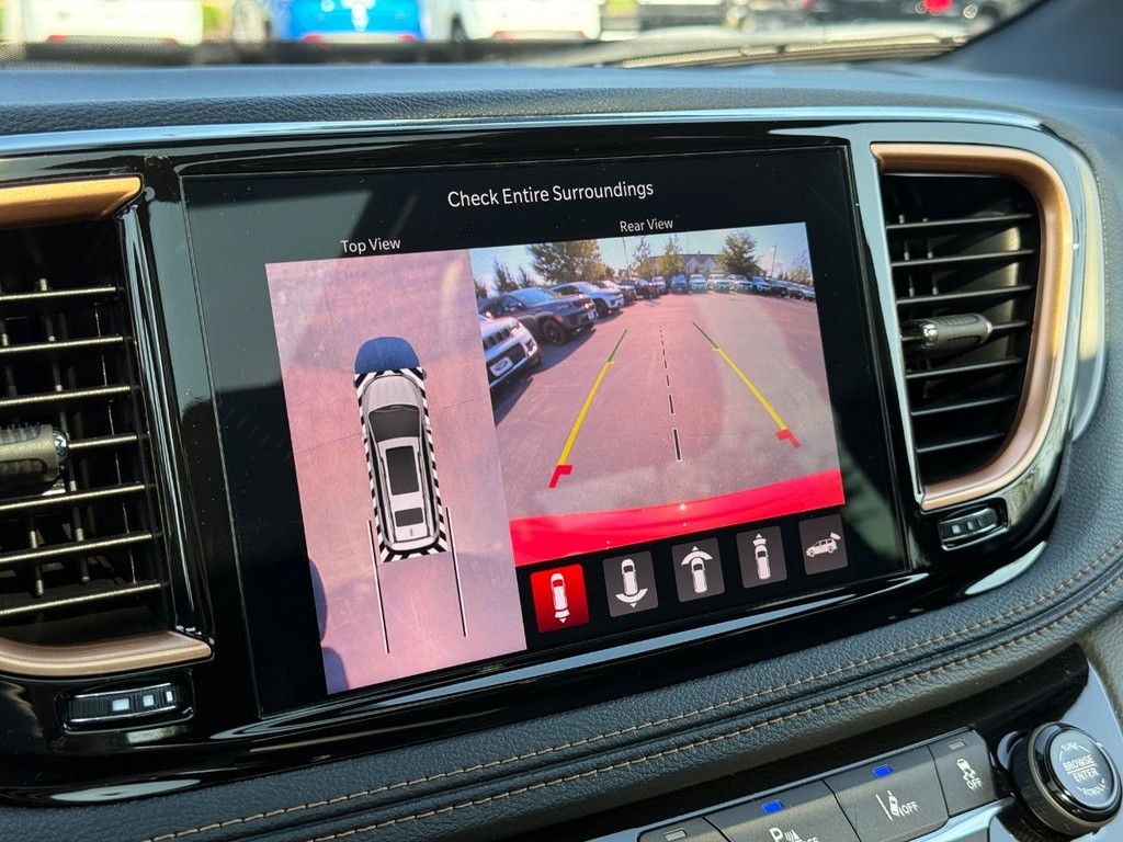 Chrysler Pacifica Vehicle Full-screen Gallery Image 18