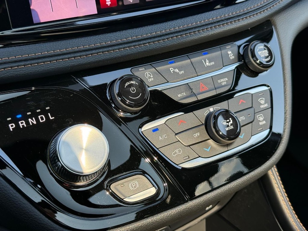 Chrysler Pacifica Vehicle Full-screen Gallery Image 19