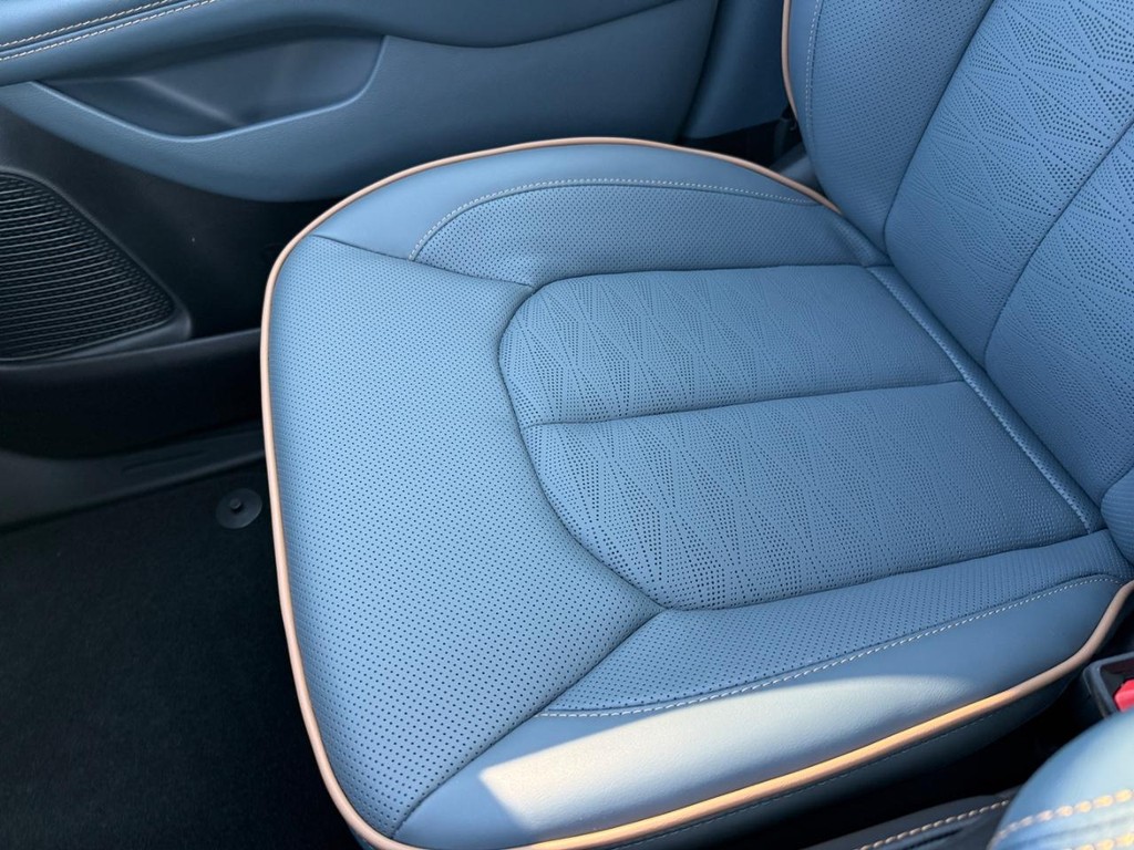 Chrysler Pacifica Vehicle Full-screen Gallery Image 20