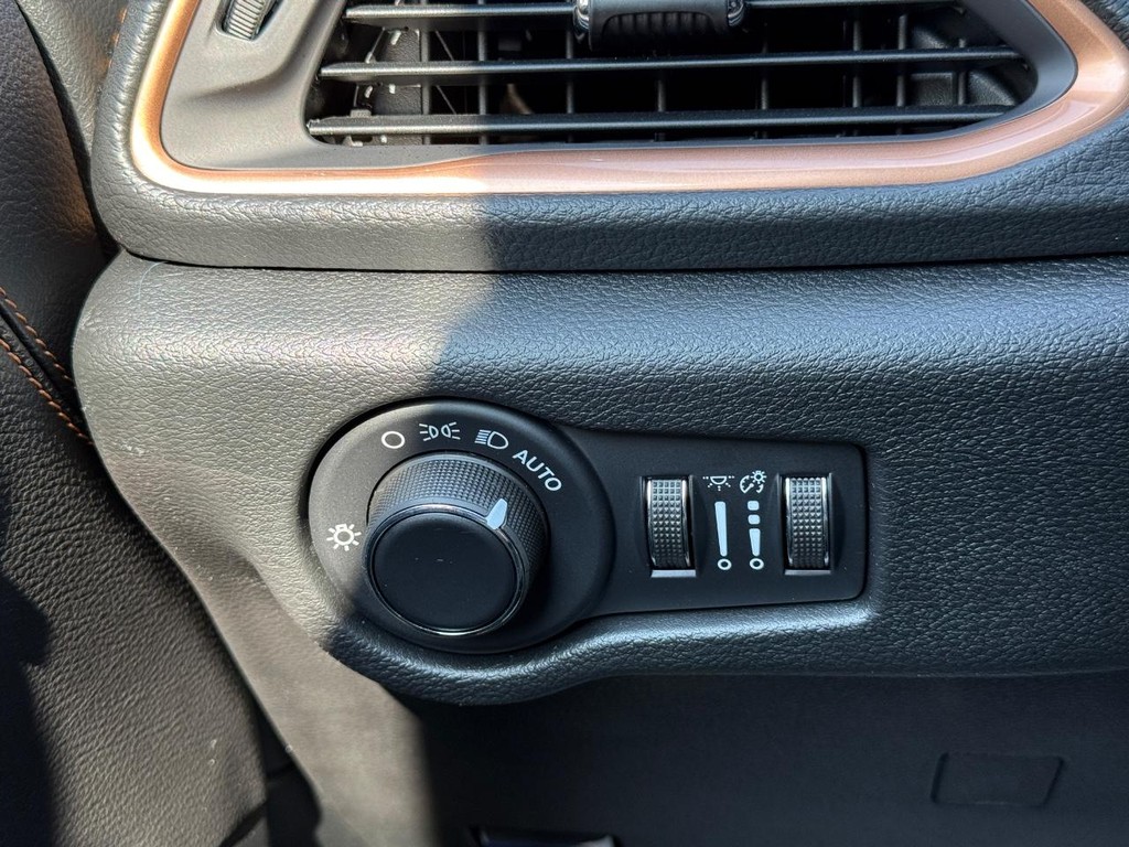 Chrysler Pacifica Vehicle Full-screen Gallery Image 21