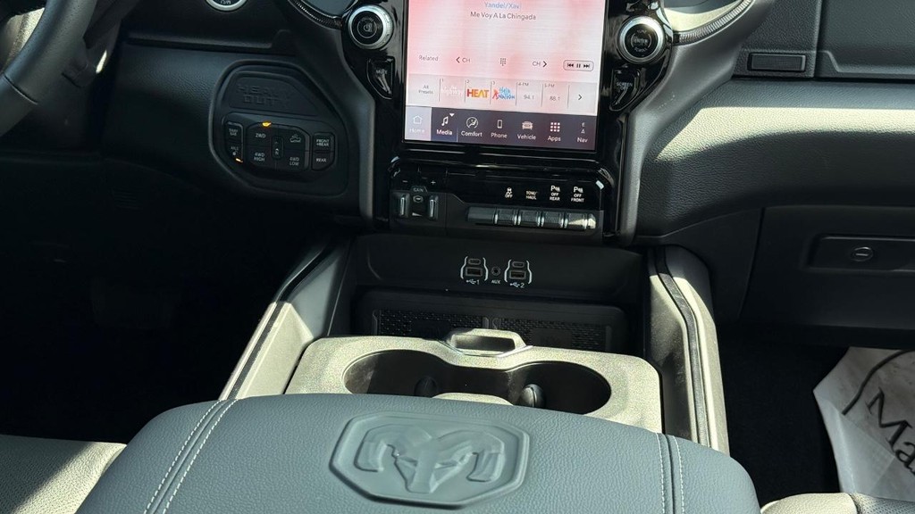 Ram 2500 Vehicle Full-screen Gallery Image 10
